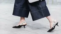 Bingung memadukan sepatu kitten heels? Ini bawahan yang cocok. (Foto: Instagram @stylesightworldwide)