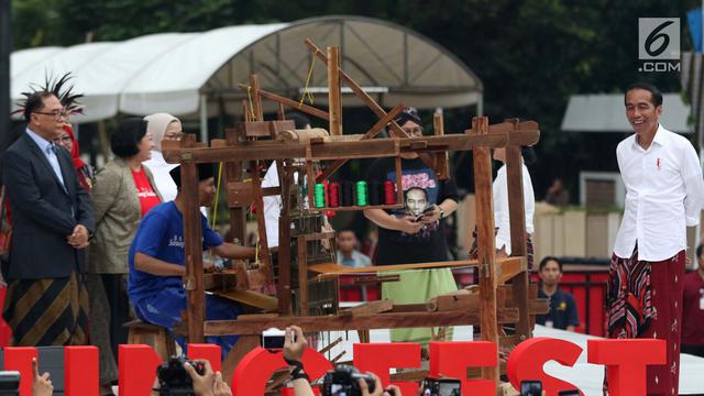 Kunjungi Festival Sarung Indonesia 2019, Jokowi Coba Alat Tenun
