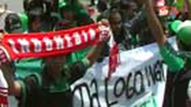 Polda Jatim Didemo Puluhan Bonek