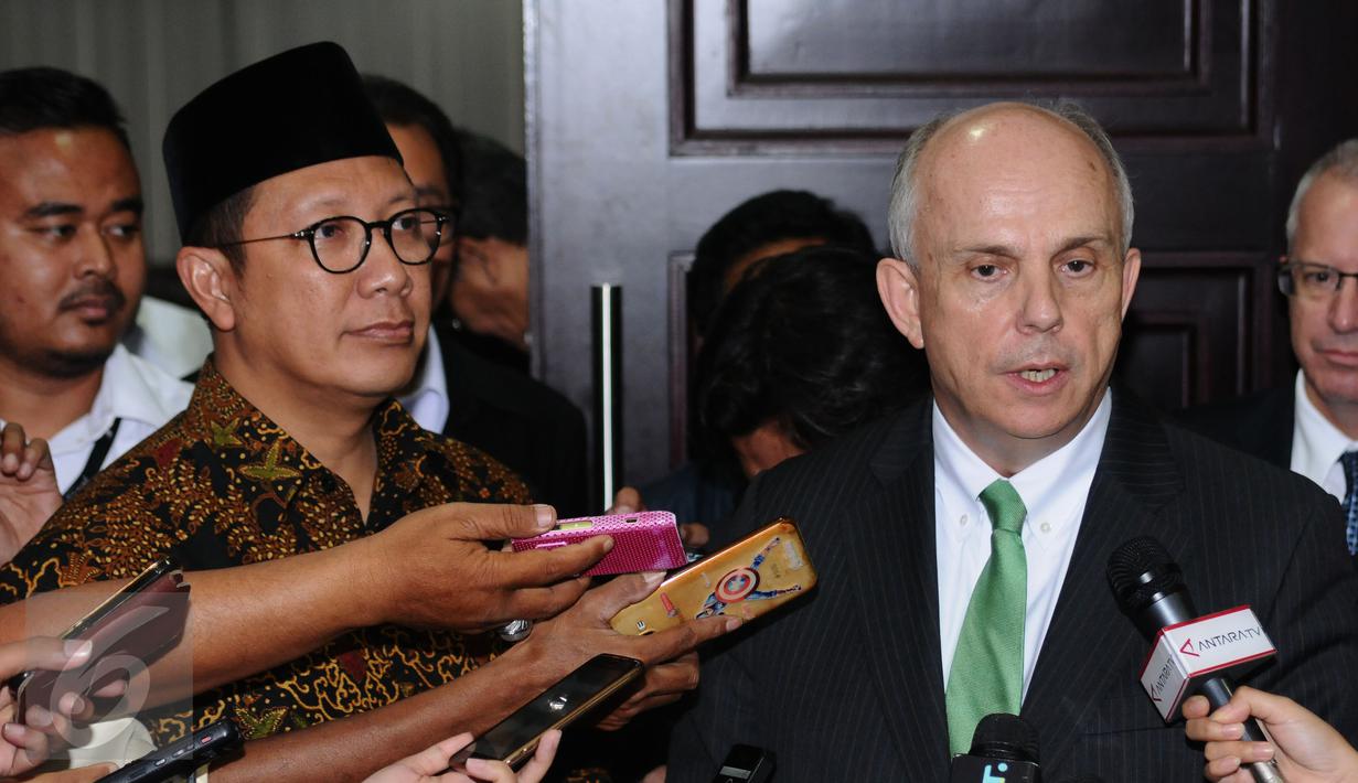 Dubes AS untuk Indonesia, Joseph R Donovan (kiri) bersama Menteri Agama Lukman Hakim Saifuddin menjawab pertanyaan usai pertemuan di Kemenag, Jakarta, Selasa (7/2). Pertemuan untuk memperbanyak kerjasama bidang pendidikan (Liputan6.com/Helmi Fithriansyah)
