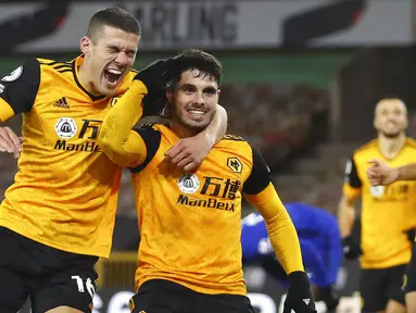 Pemain Wolverhampton Wanderers, Pedro Neto, melakukan selebrasi usai mencetak gol ke gawang Chelsea pada laga Liga Inggris di Stadion Molineux, Rabu (16/12/2020). Chelsea tumbang dengan skor 2-1. (Michael Steele/Pool via AP)