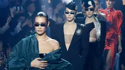 Model AS Bella Hadid bersama model lainnya berjalan diatas catwalk membawakan rancangan Alexandre Vauthier dalam Haute Couture musim panas 2018 fashion show di Paris (23/1). (AFP Photo/Francois Guillot)