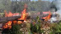 Dramatis, Seorang Pemotor Lewati Jembatan yang Terbakar dengan Santai (TikTok/@putune.cugiini)