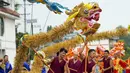 Warga desa menampilkan pertunjukan tari naga di Distrik Tongliang di Chongqing, China barat daya (19/9/2020). Pertunjukan tari naga dan kegiatan rakyat lainnya digelar untuk merayakan festival panen petani China yang jatuh pada Equinox Musim Gugur setiap tahunnya. (Xinhua/Liu Chan)