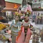 Ibu rumah tangga menyelesaikan pembuatan boneka adat Indonesia di Ammie Dolls, Kawasan Depok, Kamis (13/08/2020). UMKM binaan Pertamina ini sebelum masa pandemi mampu menghasilkan 200 pasang boneka tiap bulannya dengan harga antara 135 ribu hingga Rp 200 ribu per pasang. (merdeka.com/Arie Basuki)