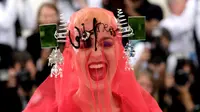 Ekspresi Katy Perry saat menghadiri Met Gala 2017 di Metropolitan Museum of Art, New York (2/5). Ajang tersebut merupakan kesempatan bagi para selebritas Hollywood untuk unjuk gigi memamerkan penampilan terbaiknya. (Photo by Charles Sykes/Invision/AP)
