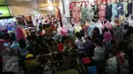 Warga memadati pasar Beringharjo Yogyakarta,(26/6).Blok penjualan pakaian paling banyak di serbu warga meskipun lebaran masih menyisakan sepuluh hari.(Boy T Harjanto)