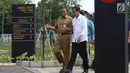 Presiden Jokowi didampingi Gubernur DKI Anies Baswedan saat meninjau wisma atlet di Kemayoran, Senin (26/2). Peninjauan tersebut dilakukan untuk melihat persiapan wisma untuk menampung para atlet Asian Games 2018. (Liputan6.com/Angga Yuniar)