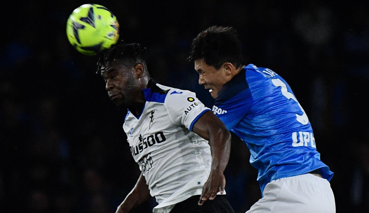 Striker Atalanta, Duvan Zapata (kiri) berduel udara dengan bek Napoli, Kim Min-jae pada laga pekan ke-26 Liga Italia 2022/2023 di Diego Armando Maradona Stadium, Naples, Minggu (12/3/2023) dini hari WIB. (AFP/Filippo Monteforte)