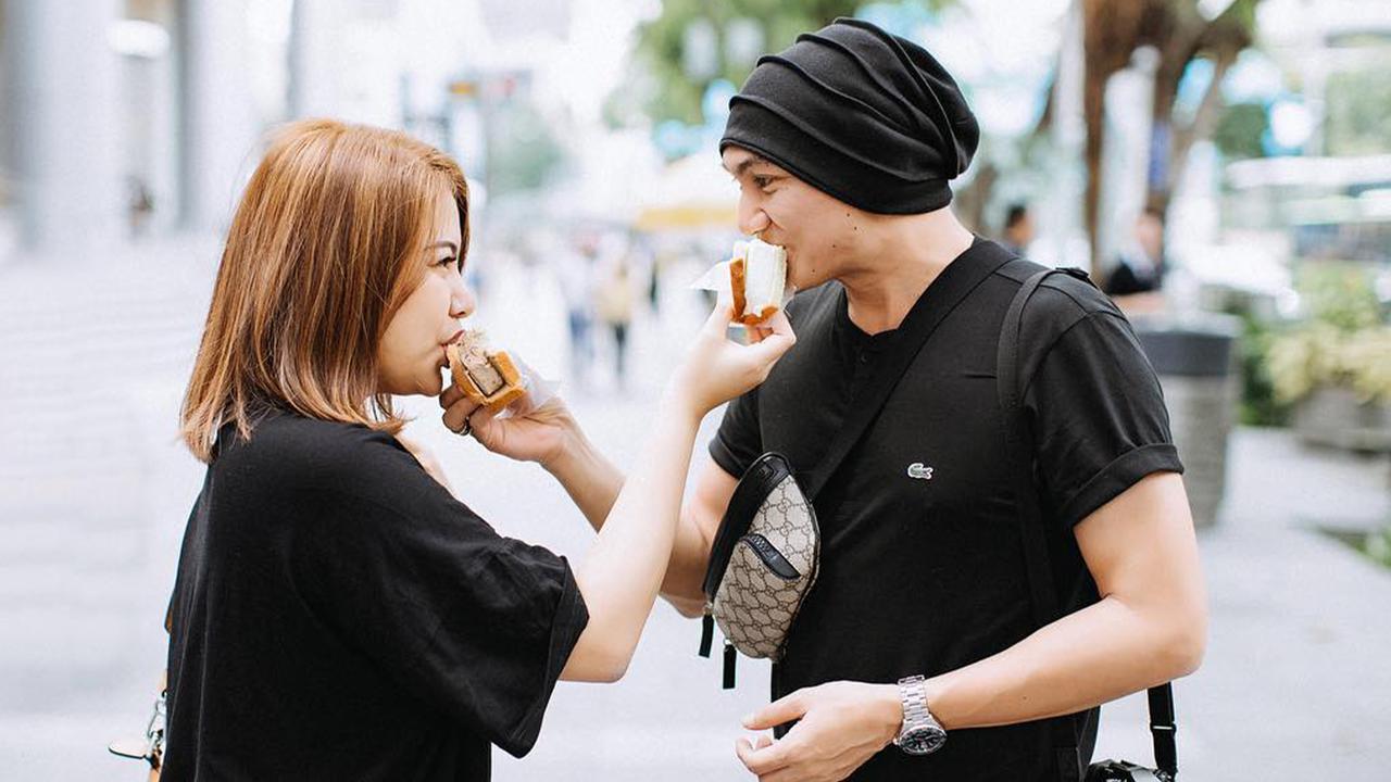 FOTO: Mesra Banget, Ini Potret Keromantisan Wina Natalia dan Anji