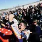 Marc Marquez (kanan) merayakan keberhasilan meraih gelar juara dunia MotoGP 2017 bersama fans pada balapan MotoGP Valencia di Ricardo Tormo Circuit, Cheste, (12/11/2017). Gelar tersebut merupakan yang keempat buat Marquez.  (AFP/Jose Jordan)