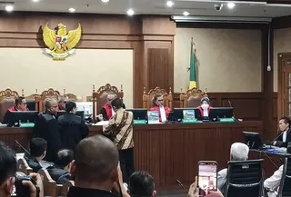 Majelis hakim Pengadilan Tipikor Jakarta Pusat membuka persidangan kasus mantan Jampidsus Febrie Adriansyah dengan penandatanganan pakta integritas. (Liputan6.com/Dimas Ramadhan Wicaksana)