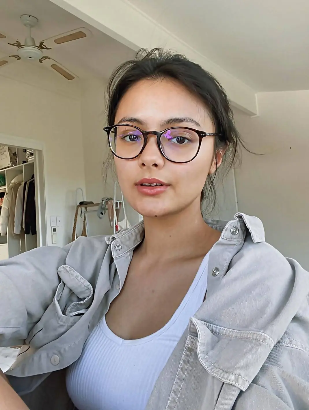 FOTO: Tampil Kasual, Ini Gaya Amanda Rawles Pakai Kacamata yang Tetap ...