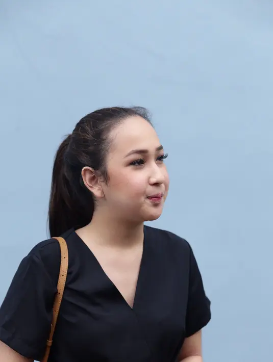 Pemain film Heart Beat ini juga terinspirasi fashion hitam putih atau lebih dikenal dengan sebutan ‘Monochrome’. (via instagram/@agthpricilla)