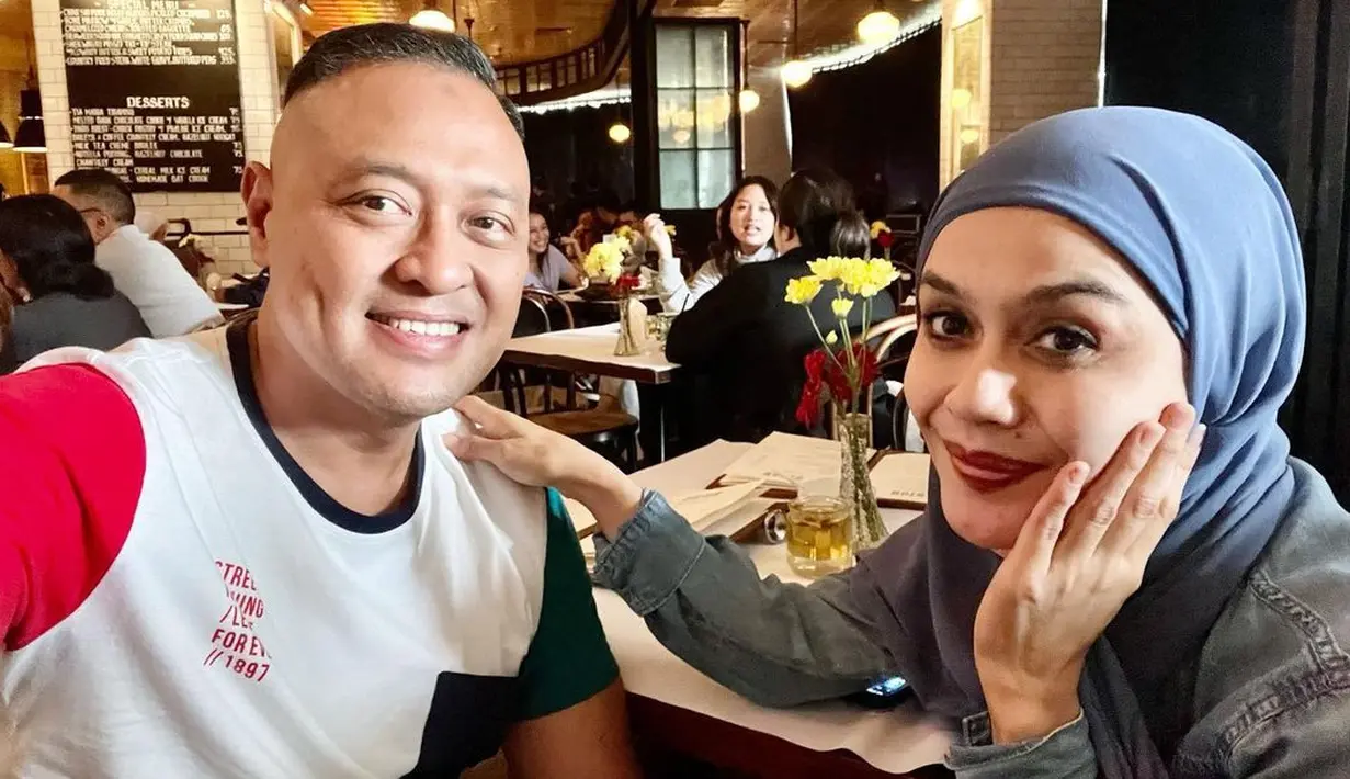 Bemby menikah dengan Lia Agustin sejak 24 Desember 2006 silam. Kebahagiaan makin lengkap dengan hadirnya tiga anak. Hingga hampir dua dekade menikah, pasangan ini harmonis dan jauh dari gosip. [Instagram/bemby_putuanda]