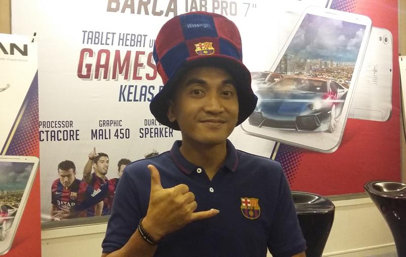 Rico Ceper menjadi salah satu selebriti yang menyoroti perkembangan ponsel terbaru.