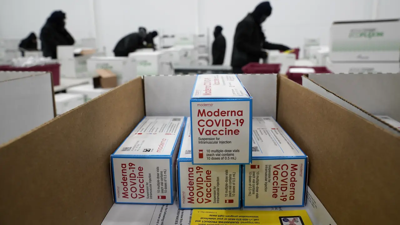 Aktivitas di pusat distribusi vaksin COVID-19 Moderna di Mississippi