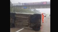 Kecelakaan di KM 68 Tol Bocimi: Hilang Kendali Saat Hujan, Mobil Ringsek Terguling