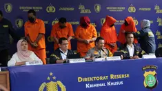 Para tersangka diperlihatkan pada rilis pengungkapan kasus praktik aborsi illegal di Mapolda Metro Jaya, Jakarta, Rabu (17/12/2025). Direktorat Reserse Kriminal Khusus Polda Metro Jaya membongkar kasus praktik aborsi ilegal yang telah beroperasi selama dua tahun, di Jakarta Timur. (merdeka.com/magang/Rendi Saputra)