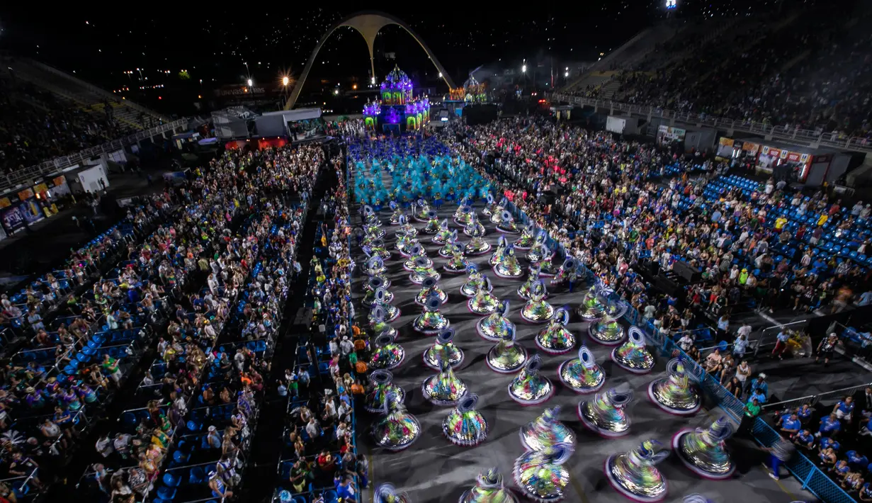 Penampil dari sekolah samba Paraiso de Tuiuti saat perayaan karnaval di Sambadrome, Rio de Janeiro, Brasil, Senin (20/2/2023). Para anggota sekolah samba di Brasil tampil pada parade karnaval di Sambadrome, Rio de Janeiro, Brasil. Karnaval terbesar di dunia tersebut merupakan kompetisi parade tahunan di stadion raksasa yang diubah menjadi jalan-jalan raya dikenal sebagai "Sambadrome". (AP Photo/Bruna Prado)