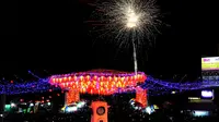  Belasan ribu warga menyaksikan pesta kembang api menyambut malam tahun baru Imlek di Pasar Gede, Solo, Jawa Tengah, Senin (8/2/2016). (Liputan6.com/Reza Kuncoro)