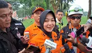 Kepala Basarnas Jakarta, Desiana Kartika Bahari di lokasi pesawat jatuh BSD, Tangerang Selatan. (Liputan6.com/Pramita Tristiawati).