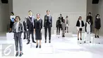 Sejumlah model mengenakan pakaian rancangan desainer senior Tri Handoko saat tampil di IPMI Trend Show 2017, Jakarta, (11/11). Bertajuk Rectitude, Tri Handoko memamerkan 16 koleksi Spring Summer 2017. (Liputan6.com/Faizal Fanani)