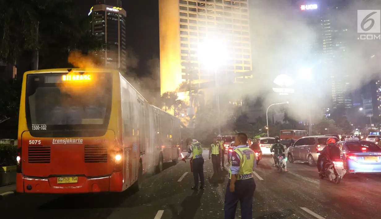 Kondisi TransJakarta yang mengeluarkan asap dari dalam mobil di Bundaran HI, Jakarta, Rabu (25/4) malam. (Liputan6.com/Angga Yuniar)