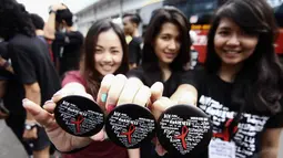 Aksi yang dilakukan aktivis tim peduli aids (TPA) Universitas Atma Jaya ini untuk memperingati hari ADIS se-dunia yang jatuh tiap 1 Desember, Jakarta, Minggu (30/11/2014). (Liputan6.com/Faizal Fanani) 