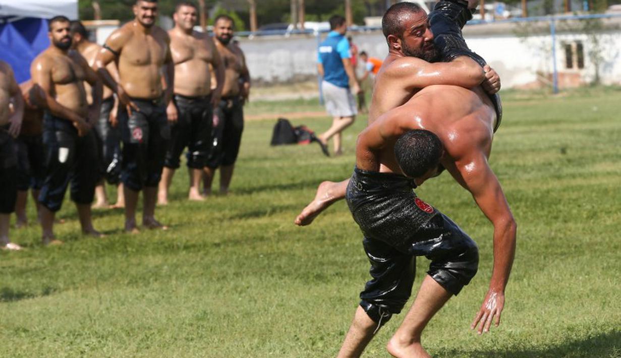 Kekuatan tubuh menjadi modal utama membanting lawan. (AFP Photo/Adem Altan)
