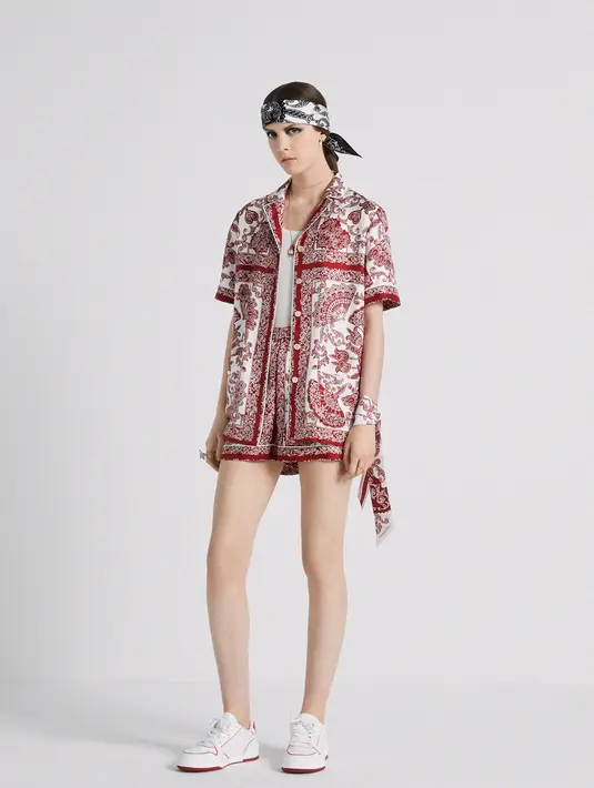 Mmotif arabesque ini menginterpretasikan ulang sentuhan akhir renda pada gaun wanita Sevillian. [dior]