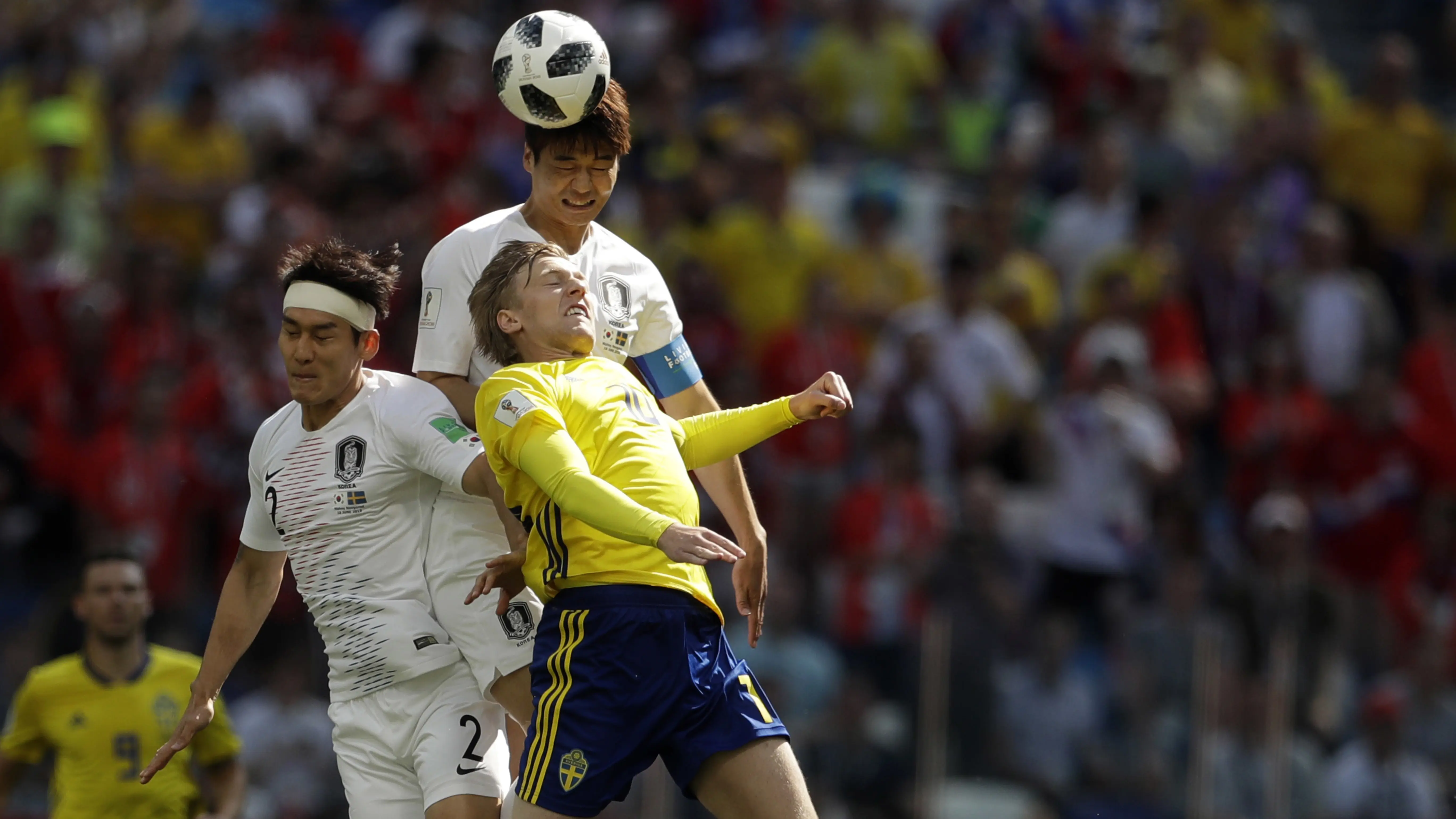Pemain Korea Selatan, Lee Yong dan Ki Sung-yueng berusaha menghalau bola dari pemain Swedia pada laga grup E Piala Dunia 2018 di Nizhny Novgorod stadium, Nizhny Novgorod, Rusia, (18/6/2018). Swedia menang 1-0. (AP/Petr David Josek)