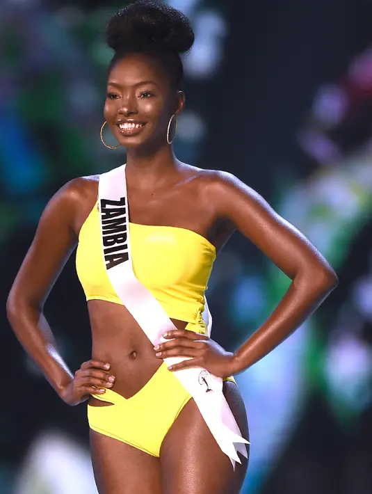 Miss Zambi, Melba Shakabozha tampil dalam balutan baju renang dalam preliminary competition ajang Miss Universe 2018 di Bangkok, Thailand, Kamis (13/12). Tahun ini Miss Unverse memasuki penyelenggaraan tahun ke-67. (Lillian SUWANRUMPHA / AFP)