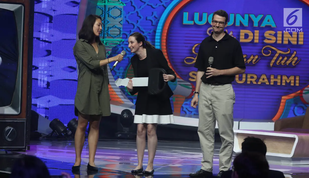 Mahasiswa Universitas Virginia tampil di panggung saat berkunjung di Studio Indosiar, Daan Mogot, Jakarta, Kamis (31/5). Kunjungan lebih memperkenalkan Emtek Group ke masyakarat luar dan kesempatan untuk menjalin kerja sama. (Liputan6.com/Arya Manggala)