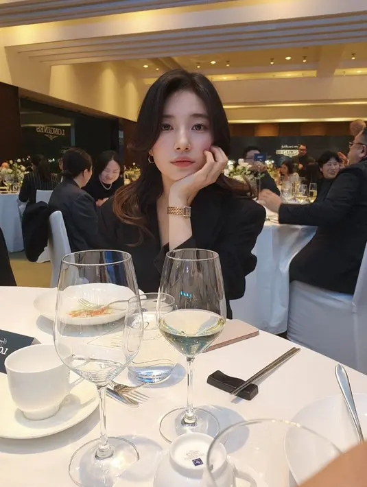 Tampilan paripurna Bae Suzy didukung dengan Korean Makeup look yang minimalis bernuansa pink [@skuukzky]