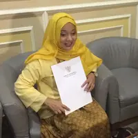 Marissa Haque saat mendatangi kantor KPI untuk mengadukan Feni Rose. (Rivan Yusristiawan/Bintang.com)