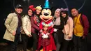 Ayu dan keluarganya juga menghabiskan waktu di Tokyo Disneyland. "Miss you Mickey mouse muuuaaahhhh," tulisnya sebagai keterangan foto. (Foto: instagram.com/ayutingting92)