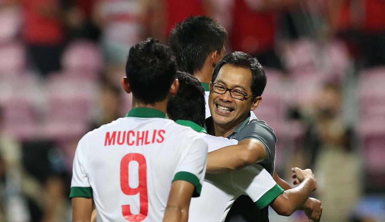 Ekspresi kegembiraan pelatih Indonesia U-23, Aji Santoso, setelah Indonesia U-23 memastikan kemenangan. (Bola.com/Arief Bagus)
