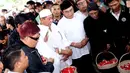 Deddy Mizwar sengaja meluangkan waktu dari tugasnya sebagai Wakil Gubernur Jawa Barat. Ia datang ke TPU Tanah Kusir, Jakarta Selatan. (Wimbarsana/Bintang.com)