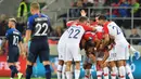 Para pemain Kroasia merayakan gol yang dicetak Ivan Perisic ke gawang Slowakia pada laga Kualifikasi Piala Eropa 2020 di Trnava, Jumat (6/9). Slowakia kalah 0-4 dari Kroasia. (AFP/Joe Klamar)