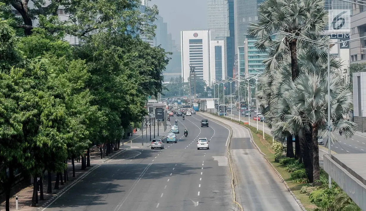 Kendaraan bermotor melintas di kawasan Jalan Thamrin, Jakarta, Sabtu (1/6/2019). Sejumlah ruas jalan rawan macet di Ibu Kota saat ini terpantau lengang dan lancar. (Liputan6.com/Faizal Fanani)