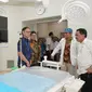 Menteri Kesehatan RI Budi Gunadi Sadikin berkunjung ke RSUD Undata Kota Palu, Sulawesi Tengah pada Sabtu, 6 Januari 2024 melihat Layanan Onkologi Ginekologi, Pelayanan Bedah Jantung, Bedah Saraf, Pelayanan Ginjal dan Hipertensi, serta Bedah Urologi ESWL (Tembak Batu Ginjal). (Dok Kementerian Kesehatan RI)