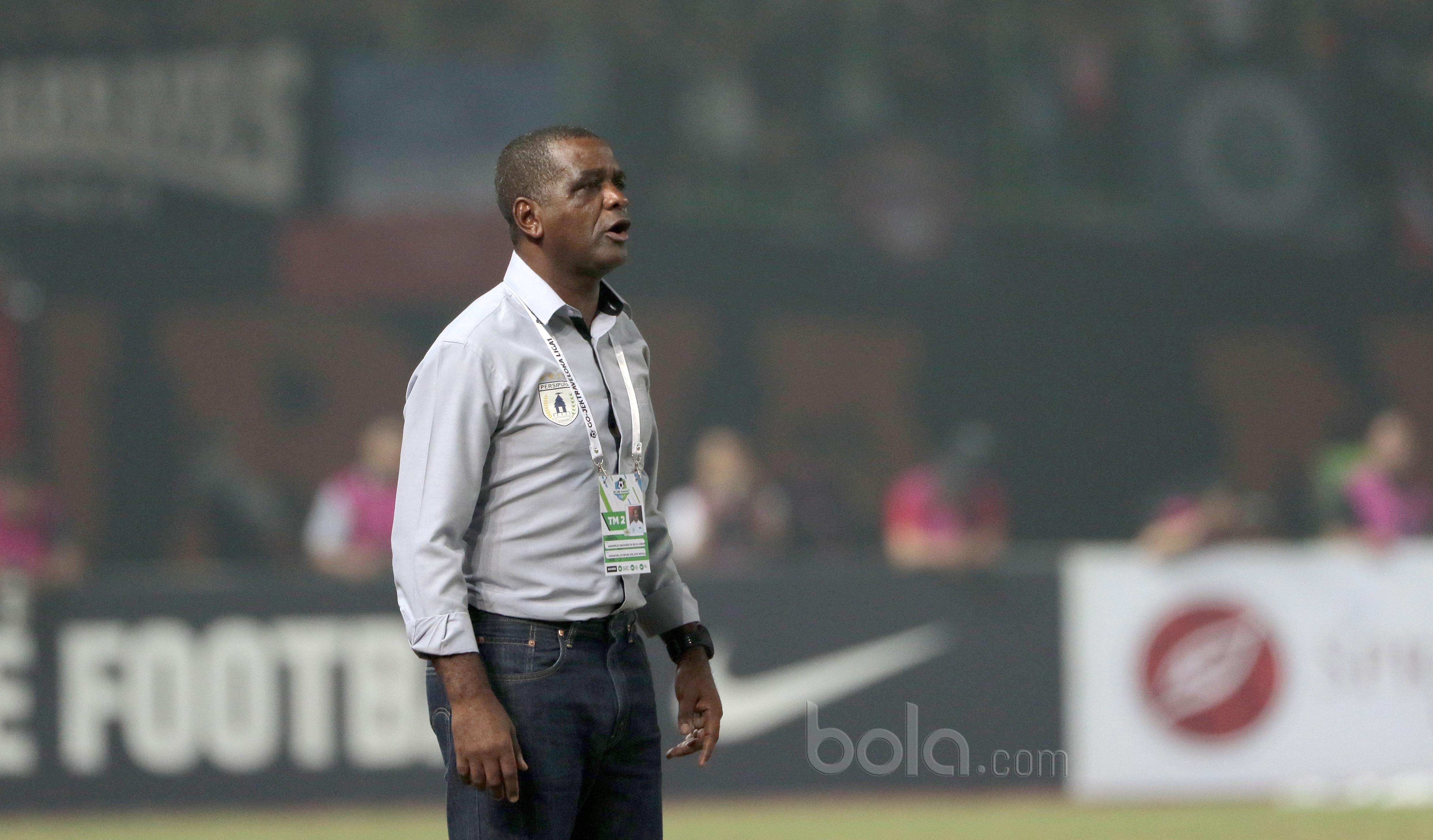 Pelatih Persipura, Wanderley Junior saat memimpin timnya melawan Persija Jakarta pada lanjutan Liga 1 2017 di Stadion Patriot, Bekasi, Sabtu (08/7/2017). (Bola.com/Nicklas Hanoatubun)