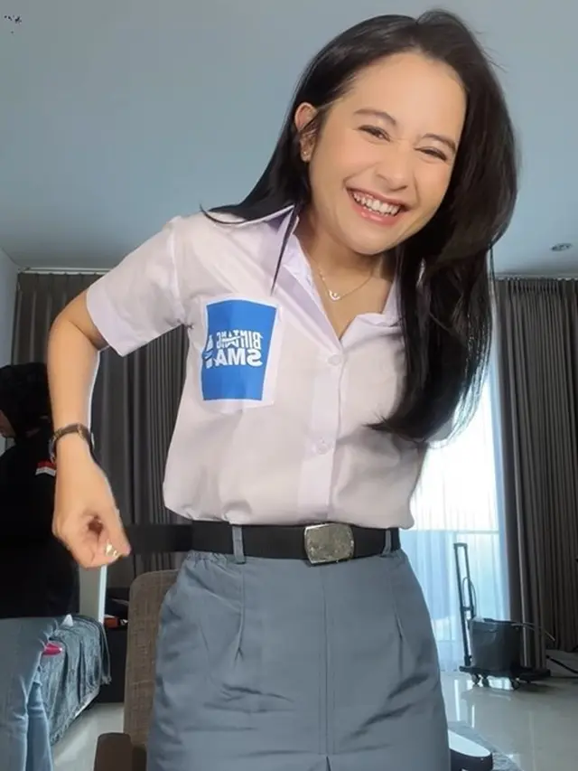 Prilly Latuconsina pakai seragam SMA (Instagram/prillylatuconsina96)