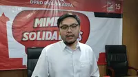 Anggota DPRD DKI Jakarta dari Fraksi Partai Solidaritas Indonesia (PSI) William A Sarana memuji kinerja Mantan Gubernur DKI Jakarta Anies Baswedan. (Liputan6.com/Winda Nelfira)