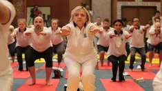Para diplomat dari berbagai negara melakukan yoga bersama untuk memperingati Hari Yoga Internasional di New Delhi, India, Jumat (21/6/2019). Acara ini diikuti hampir 60 duta besar dari berbagai negara. (AP Photo/Altaf Qadri)