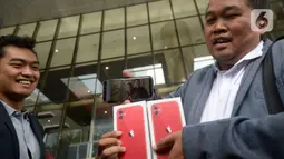 LSM MAKI menunjukkan iPhone 11 sebagai hadiah bagi yang memberikan informasi keberadaan Harun Masiku dan Nurhadi di Gedung KPK, Jakarta, Jumat (21/2/2020). Harun Masiku terkait dugaan suap penetapan anggota DPR Terpilih 2019-2024 dan Nurhadi kasus gratifikasi Rp 46 miliar. (merdeka.com/Dwi Narwoko)