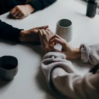 Ilustrasi pasangan yang sedang membicarakan masa depan. (Foto: Unsplash/Priscilla Du Preez)
