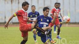 Kapten Persija Jakarta, Ismed Sofyan, berusaha melewti hadangan pemain Cilegon United. Selain pemain asing beberapa bintang klub ibukota ini juga tidak hadir seperti Bambang Pamungkas dan Andritany Ardhiyasa. (Bola.com/Vitalis Yogi Trisna)