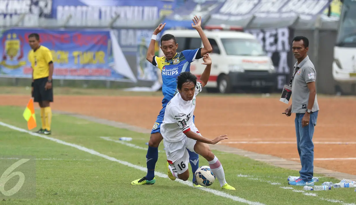 Pesepakbola Martapura FC, M Husein (depan) menghindari kawalan Rendi Saputra (Persiba) di lanjutan Piala Presiden 2015 di Stadion Si Jalak Harupat, Bandung, Minggu (9/6/2015). Martapura kalah 2-3 dari Persiba. (Liputan6.com/Helmi Fithriansyah)
